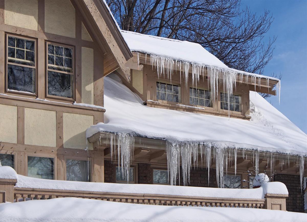 déneiger le toit de sa maison charge de neige sur toiture québec glace sur toit